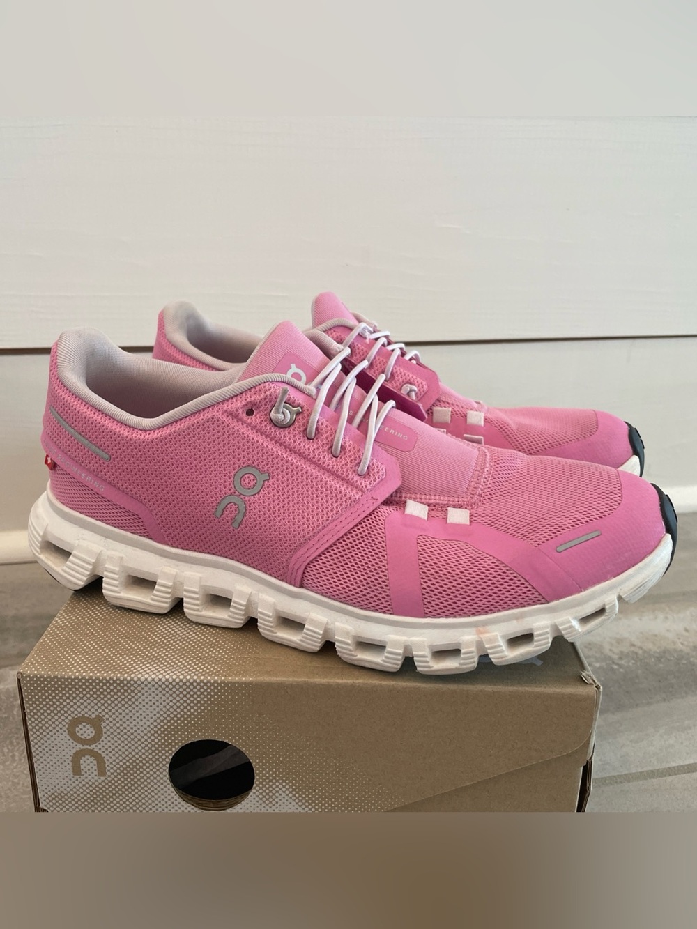 On Running Women's Cloud 6 Raspberry/White Women’s 8.5 Tennis Shoes - Picture 2 of 12